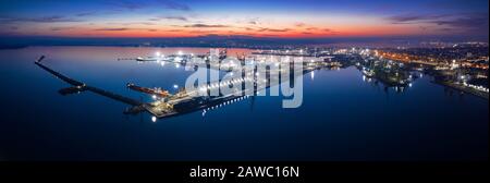 Vista del drone al porto di Burgas di notte Foto Stock