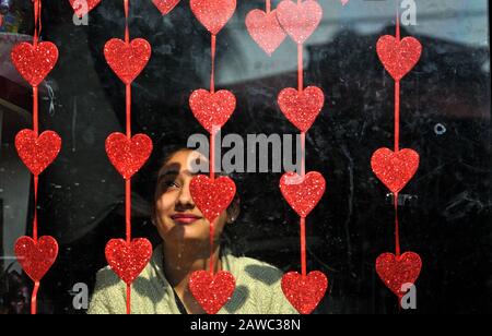 Jammu, Kashmir Controllato Dall'India. 8th Feb, 2020. Una ragazza acquista un regalo prima del giorno di San Valentino a Jammu, Kashmir controllato dall'India, 8 febbraio 2020. Credit: Str/Xinhua/Alamy Live News Foto Stock