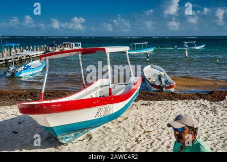 Barche Da Pesca, Costa Del Mar Dei Caraibi A Puerto Morelos, Riviera Maya, Penisola Dello Yucatan, Quintana Roo Stato, Messico Foto Stock