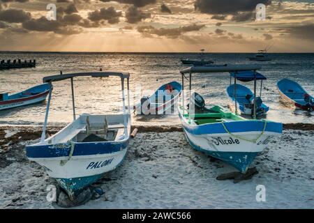 Barche da pesca all'alba, Mar dei Caraibi spiaggia a Puerto Morelos, Riviera Maya, Penisola dello Yucatan, Quintana Roo stato, Messico Foto Stock