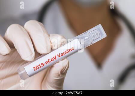 Il medico tiene in mano una fiala con un vaccino per il coronavirus, da vicino Foto Stock