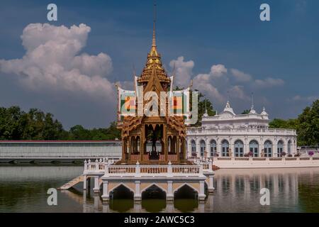 Il bellissimo padiglione Aisawan Dhiphya Asana all'interno del Palazzo reale di Bang Pa In Thailandia, con riflessione sull'acqua Foto Stock