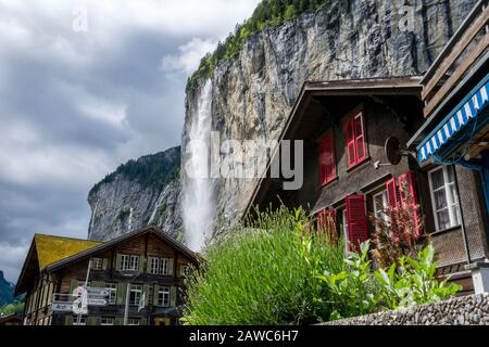 Vista sul villaggio di Lauterbrunnen e sulla cascata, Svizzera Foto Stock