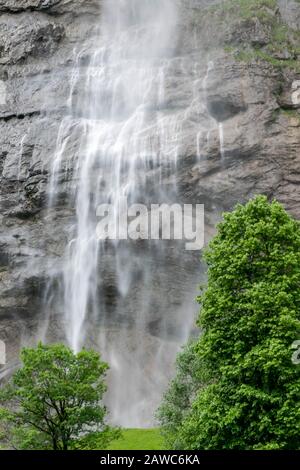 Cascata di Staubbach nella valle di Interlaken, Svizzera Foto Stock