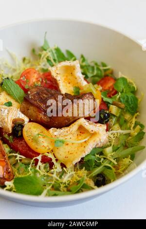 Antipasto colorato di foie gras fritto, formaggio camembert e pane dolce Foto Stock