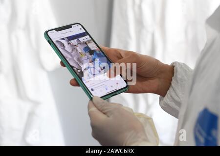 Wenzhou, Cina. 08th Feb, 2020. Maurizian Hosany Sumayyah pubblica immagini sul suo lavoro con i colleghi cinesi sui social media durante una pausa di lavoro in un nuovo checkpoint di prevenzione e controllo del coronavirus di un'uscita autostradale a Wenzhou, nella provincia di Zhejiang della Cina orientale, 8 febbraio 2020. Pakistan Abdul Zahir Hamad e Mauriziano Hosany Sumayyah, una coppia sposata, entrambi lavorano come medici al PanHealth Medical Center di Wenzhou. Dallo scoppio del romanzo coronavirus, essi sono stati al servizio come volontari a un punto di controllo uscita autostrada a Wenzhou, controllo delle informazioni di identità e credito moruri: Xinhu Foto Stock