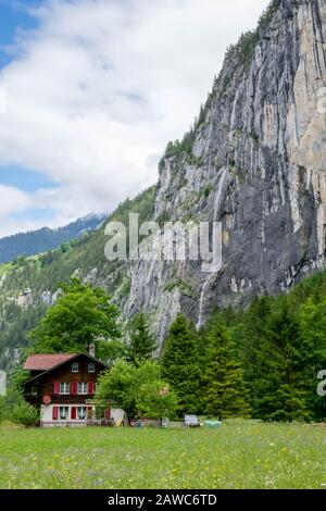 La valle di Lauterbrunnen, in Svizzera, è molto nuvoloso Foto Stock