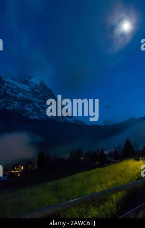 Notte di luna nella valle delle Alpi, Svizzera Foto Stock