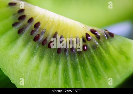 Full frame macro primo piano di fette di fresco verde brillante kiwi frutta a fette Foto Stock