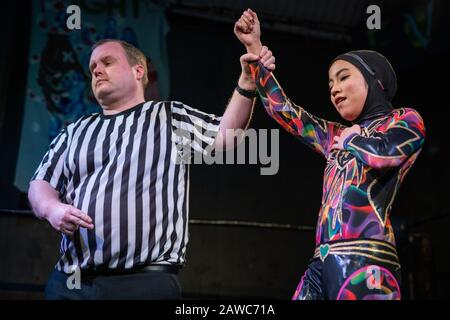 Né 'Phoenix' Diana, 20, campione di wrestling femminile dalla Malesia e il primo hijab-wrestler professionista del mondo. Londra, Regno Unito. Foto Stock