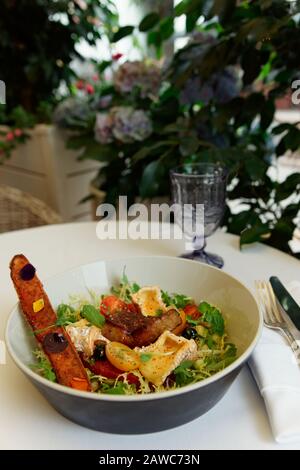 Antipasto di foie gras fritto, formaggio camembert e pane dolce sul patio verde estate Foto Stock