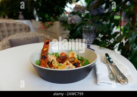 Antipasto di foie gras fritto, formaggio camembert e pane dolce servito sul verde patio estivo Foto Stock