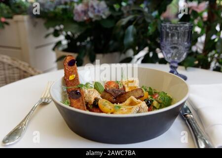 Antipasto di foie gras fritto, camembert e pane dolce servito sul patio estivo Foto Stock