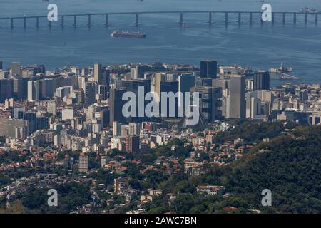 Il ponte di Rio-Nitreói che si affaccia sul centro di Rio de Janeiro, la baia di Guanabara, Rio de Janeiro. Foto Stock