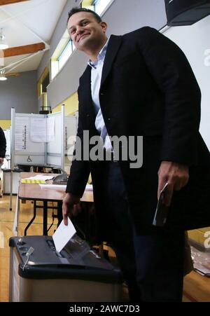 Dublino, Irlanda. 8th/Feb/2020. Elezioni Generali 2020. Taoiseach e il leader di fine Gael Leo Varadkar sono circondati dai media mentre ha votato nel ballottaggio presso la stazione di voto di Scoil Thomáis, Castleknock, Dublino. Foto: Sam Boal/Rollingnews.Ie/Alamy Live News Foto Stock