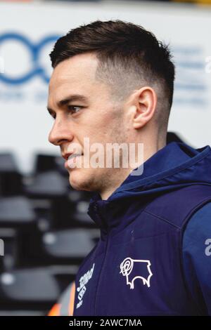 Swansea, Regno Unito. 08th Feb, 2020. Tom Lawrence della Derby County arriva allo stadio Liberty. EFL Skybet Championship match, Swansea City contro Derby County al Liberty Stadium di Swansea, Galles del Sud sabato 8th febbraio 2020. Questa immagine può essere utilizzata solo per scopi editoriali. Solo uso editoriale, licenza richiesta per uso commerciale. Nessun utilizzo nelle scommesse, nei giochi o nelle singole pubblicazioni club/campionato/giocatore. PIC by Lewis Mitchell/Andrew Orchard sports photography/Alamy Live News Credit: Andrew Orchard sports photography/Alamy Live News Foto Stock