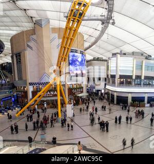 La scala principale e l'area d'ingresso dell'interno del Millennium Dome O2 a North Greenwich London Foto Stock