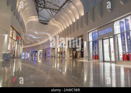 Un centro commerciale vuoto all'interno della O2 Millennium Dome a North Greenwich London Foto Stock