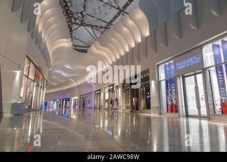 Un centro commerciale vuoto all'interno della O2 Millennium Dome a North Greenwich London Foto Stock