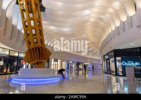 Un centro commerciale vuoto all'interno della O2 Millennium Dome a North Greenwich London Foto Stock