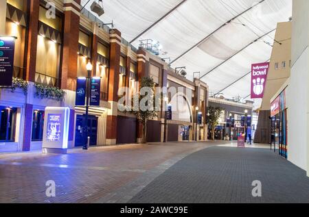 Un centro commerciale vuoto all'interno della O2 Millennium Dome a North Greenwich London Foto Stock