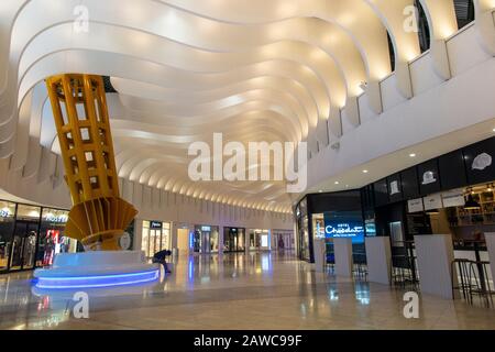 Un centro commerciale vuoto all'interno della O2 Millennium Dome a North Greenwich London Foto Stock