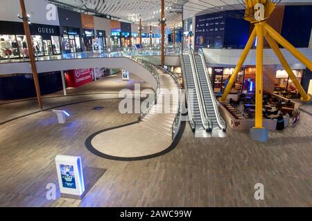 La scala principale e l'area d'ingresso dell'interno del Millennium Dome O2 a North Greenwich London Foto Stock