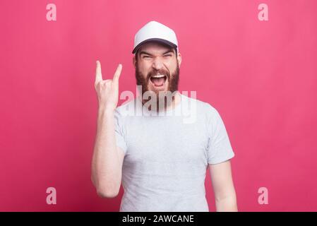 Foto di urlante giovane che mostra il segno rock Foto Stock