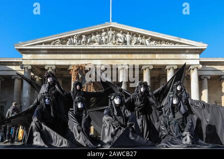 British Museum, Londra, 08th Feb 2020. Per protestare contro la continua sponsorizzazione del British Museum da parte del colosso petrolifero BP, gli attivisti del clima hanno organizzato una protesta "BP Must Fall" al British Museum di Londra. BP sponsorizza una mostra di Trroy, e la protesta è in parte a tema intorno a questo con una replica di cavalli di Troia, Trojan 'perdiers' che tiene BP scudi, Trojans in argento e oro abiti e la 'brigata nero' nel loro lungo abito nero e facce dipinte, posando all'interno e all'esterno del museo. Credito: Imageplotter/Alamy Live News Foto Stock