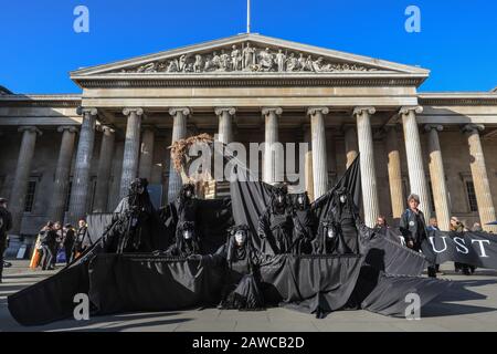 British Museum, Londra, 08th Feb 2020. Per protestare contro la continua sponsorizzazione del British Museum da parte del colosso petrolifero BP, gli attivisti del clima hanno organizzato una protesta "BP Must Fall" al British Museum di Londra. BP sponsorizza una mostra di Trroy, e la protesta è in parte a tema intorno a questo con una replica di cavalli di Troia, Trojan 'perdiers' che tiene BP scudi, Trojans in argento e oro abiti e la 'brigata nero' nel loro lungo abito nero e facce dipinte, posando all'interno e all'esterno del museo. Credito: Imageplotter/Alamy Live News Foto Stock