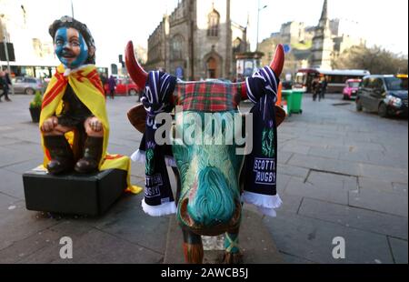 Una vista generale di una statua della mucca decorata con sciarpe scozzesi durante la partita dei Guinness Six Nations al BT Murrayfield Stadium, Edimburgo. Foto Stock