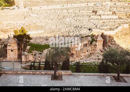 Tomba di Zaccaria e Tomba di Absalom e del Cimitero del Monte degli Ulivi a Gerusalemme, Israele Foto Stock