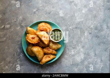Empanadas de carne argentinas con chimichurri salsa Foto Stock