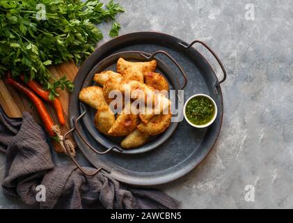 Empanadas de carne argentinas con chimichurri salsa Foto Stock