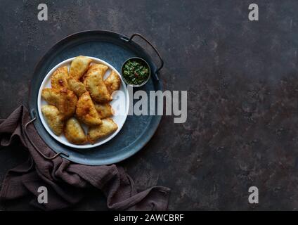Empanadas de carne argentinas con chimichurri salsa Foto Stock