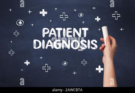 Disegno a mano la diagnosi del paziente iscrizione con gesso bianco sulla lavagna, concetto medico Foto Stock