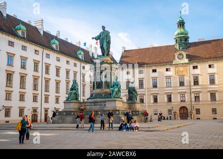 Vienna, Austria 25 novembre 2019 - Statua dell'Imperatore Francesco II a Vienna Foto Stock