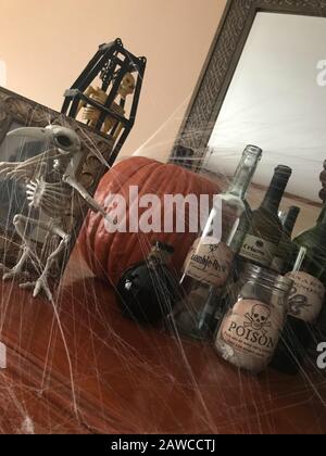 Woodbridge, NEW JERSEY / STATI UNITI - 5 ottobre 2018: Decorazioni di Halloween in mostra su un mantello in casa di qualcuno Foto Stock