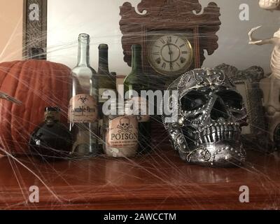 Woodbridge, NEW JERSEY / STATI UNITI - 5 ottobre 2018: Decorazioni di Halloween in mostra su un mantello in casa di qualcuno Foto Stock