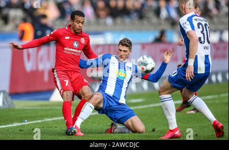 Berlino, Germania. 08th Feb, 2020. Calcio: Bundesliga, Hertha BSC - FSV Mainz 05, 21st matchday, Stadio Olimpico. Robin Quaison (l-r) da Magonza 05 combatte lo Stark di Berlino Niklas per la palla. Herthas Marius Wolf tempeste in. Credito: Andreas Gora/dpa - NOTA IMPORTANTE: In conformità con le norme del DFL Deutsche Fußball Liga e del DFB Deutscher Fußball-Bund, è vietato sfruttare o sfruttare nello stadio e/o dal gioco fotografato sotto forma di immagini di sequenza e/o serie di foto video-simili./dpa/Alamy Live News Foto Stock