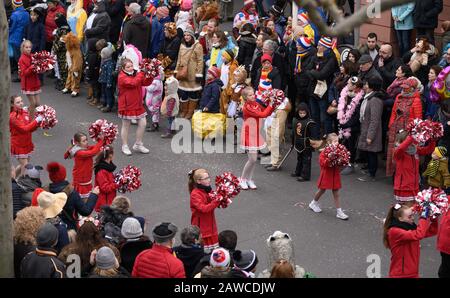 Magonza, Germania. 08th Feb, 2020. I bambini prendono parte al Masquerade giovanile. Secondo gli organizzatori, la sfilata è la più grande sfilata di giovani stolti in Europa. È già due settimane prima del matrimonio carnevale perché cade durante le vacanze invernali. Credito: Silas Stein/Dpa/Alamy Live News Foto Stock