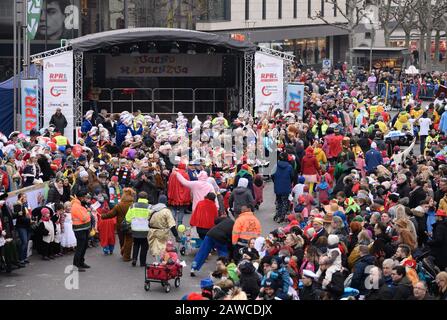 Magonza, Germania. 08th Feb, 2020. Numerosi spettatori seguono il Masquerade giovanile. Secondo gli organizzatori, la sfilata è la più grande sfilata di giovani stolti in Europa. È già due settimane prima del matrimonio carnevale perché cade durante le vacanze invernali. Credito: Silas Stein/Dpa/Alamy Live News Foto Stock