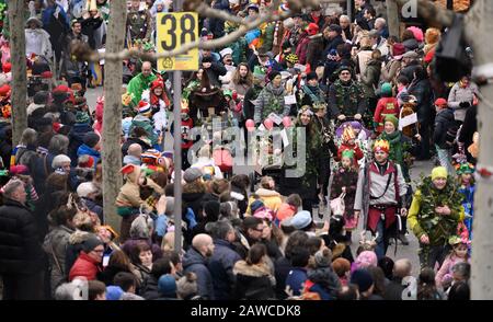 Magonza, Germania. 08th Feb, 2020. Numerosi spettatori seguono il Masquerade giovanile. Secondo gli organizzatori, la sfilata è la più grande sfilata di giovani stolti in Europa. È già due settimane prima del matrimonio carnevale perché cade durante le vacanze invernali. Credito: Silas Stein/Dpa/Alamy Live News Foto Stock