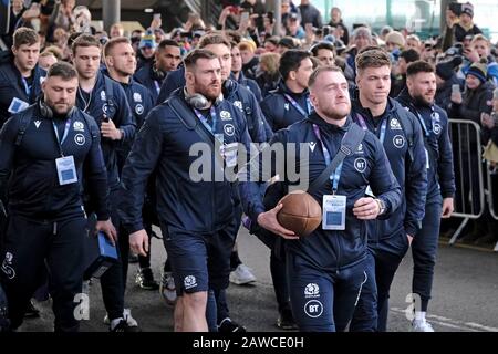 Murrayfield Stadium, Edimburgo, Regno Unito. 08th Feb 2020. Secondo round - Scozia vs Inghilterra Didascalia: Scozia incontra l'Inghilterra a BT Murrayfield nel secondo round della Guinness Six Nations 2020 sabato 08 febbraio 2020 Stuart Hogg (c) (Scozia) con una palla di gioco vintage Calcutta Cup, guida il suo team dal pullman, arrivando a BT Murrayfield. ( Credito: Rob Gray/Alamy Live News Foto Stock