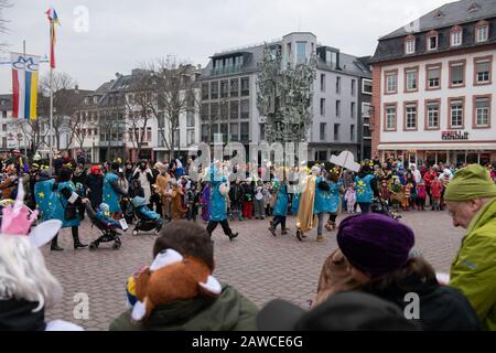 Magonza, Germania. 08th Feb, 2020. Numerosi spettatori seguono il Masquerade giovanile. Secondo gli organizzatori, la sfilata è la più grande sfilata di giovani stolti in Europa. È già due settimane prima del matrimonio carnevale perché cade durante le vacanze invernali. Credito: Silas Stein/Dpa/Alamy Live News Foto Stock