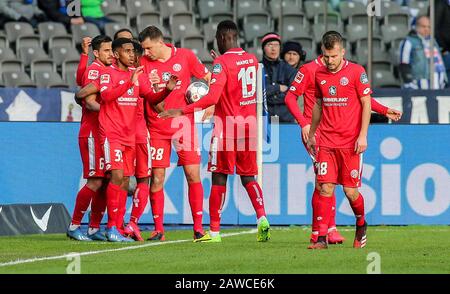 Berlino, Germania. 08th Feb, 2020. Calcio: Bundesliga, Hertha BSC - FSV Mainz 05, 21st matchday, Stadio Olimpico. Danny Latza (l-r), Leandro Barreiro Martins, Adam Szalai, Moussa Niakhate e Daniel Brosinski da Magonza 05 acclamano dopo un obiettivo da 1 a 0 da Quaison. Credito: Andreas Gora/dpa - NOTA IMPORTANTE: In conformità con le norme del DFL Deutsche Fußball Liga e del DFB Deutscher Fußball-Bund, è vietato sfruttare o sfruttare nello stadio e/o dal gioco fotografato sotto forma di immagini di sequenza e/o serie di foto video-simili./dpa/Alamy Live News Foto Stock