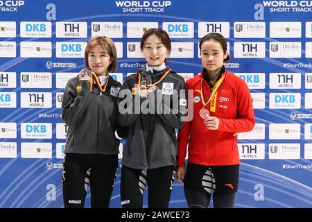 Dresda, Germania. 8th Feb, 2020. Medaglia d'oro: Choi min Jeong (C) della Corea del Sud, medaglia d'argento Noh Ah Rum (L) della Corea del Sud e medaglia di bronzo la posa Han Yutong della Cina durante la cerimonia di premiazione per l'evento Ladies 1500m al 2019-2020 ISU Short Track World Cup di Dresda, Germania, 8 febbraio 2020. Credito: Shan Yuqi/Xinhua/Alamy Live News Foto Stock