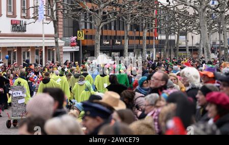 Magonza, Germania. 08th Feb, 2020. Numerosi spettatori seguono il Masquerade giovanile. Secondo gli organizzatori, la sfilata è la più grande sfilata di giovani stolti in Europa. È già due settimane prima del matrimonio carnevale perché cade durante le vacanze invernali. Credito: Silas Stein/Dpa/Alamy Live News Foto Stock