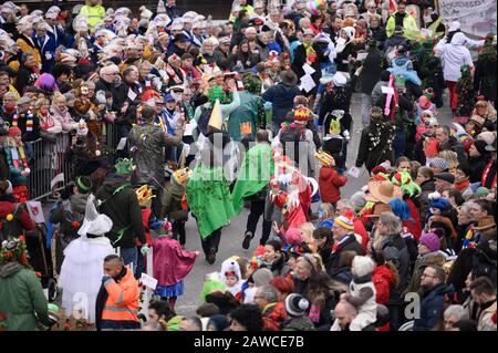 Magonza, Germania. 08th Feb, 2020. Numerosi spettatori seguono il Masquerade giovanile. Secondo gli organizzatori, la sfilata è la più grande sfilata di giovani stolti in Europa. È già due settimane prima del matrimonio carnevale perché cade durante le vacanze invernali. Credito: Silas Stein/Dpa/Alamy Live News Foto Stock