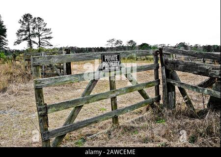 Vecchia porta di legno su una fattoria con un cartello Di Proprietà privata Foto Stock